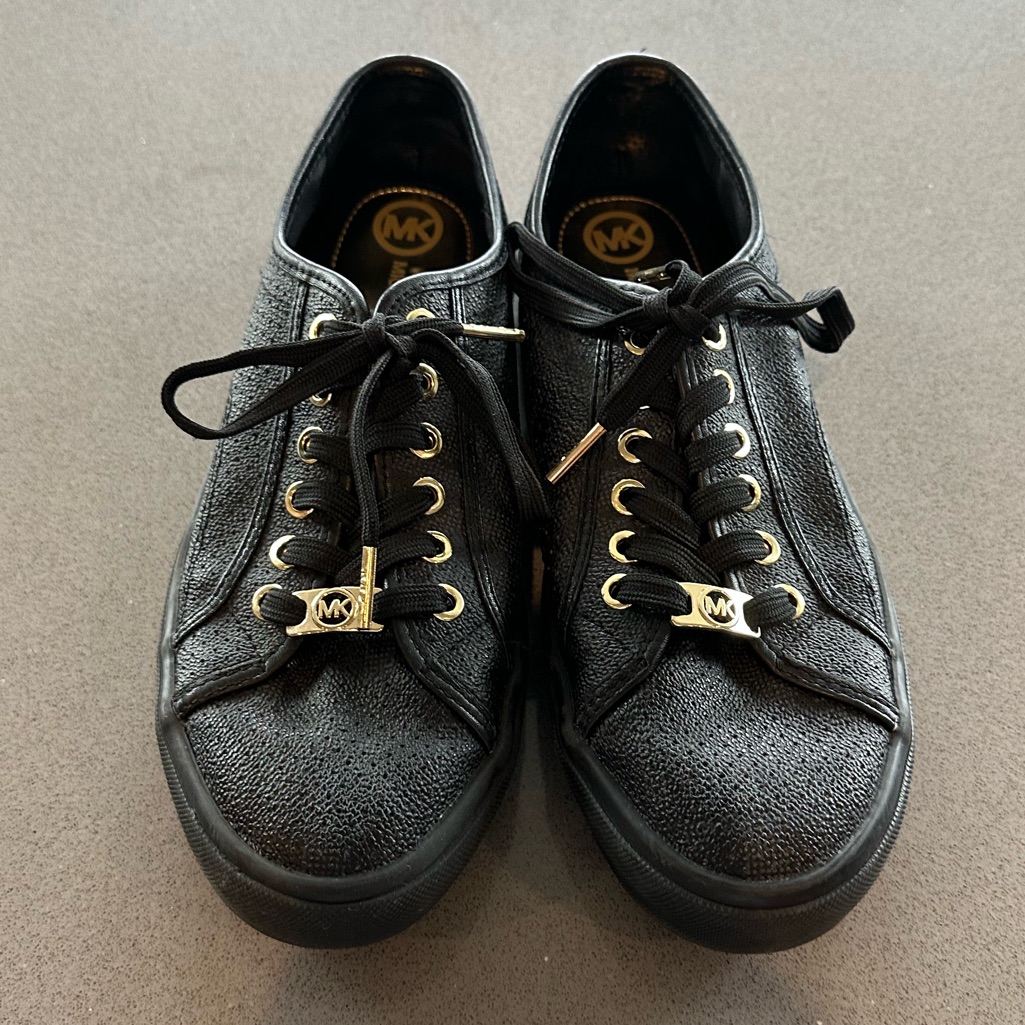 Like New! Michael Kors Signature Low Top Leather Sneakers
